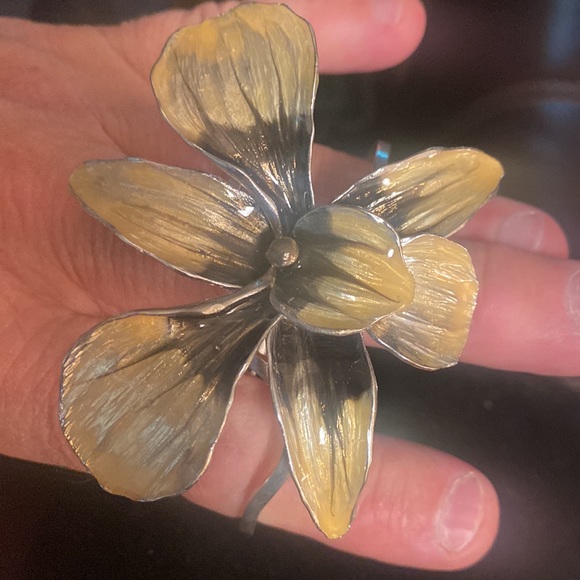 Hinged Flower Metal Bracelet, Yellow & Black, Very Pretty , Looks like 925, 💙 - Picture 4 of 9